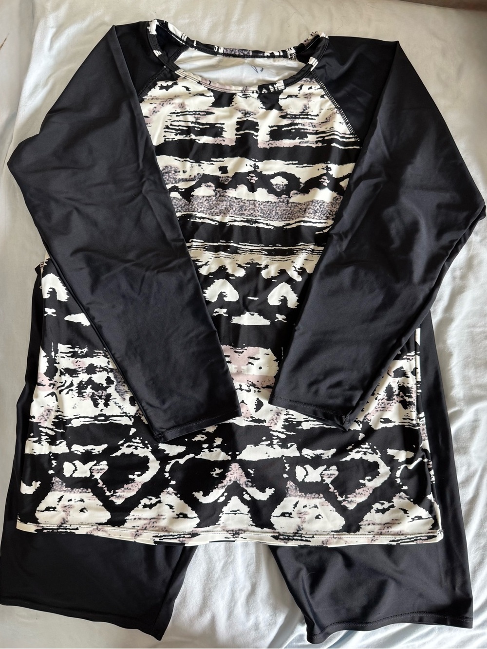 Black & White 2pc Patterned Long Sleeve Rash Guard and Shorts 2XL